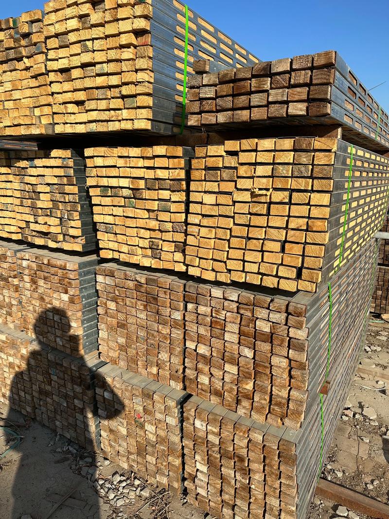 鋼包木與鋼木龍骨 現(xiàn)代工地建筑模板支撐加固體系的核心構(gòu)件